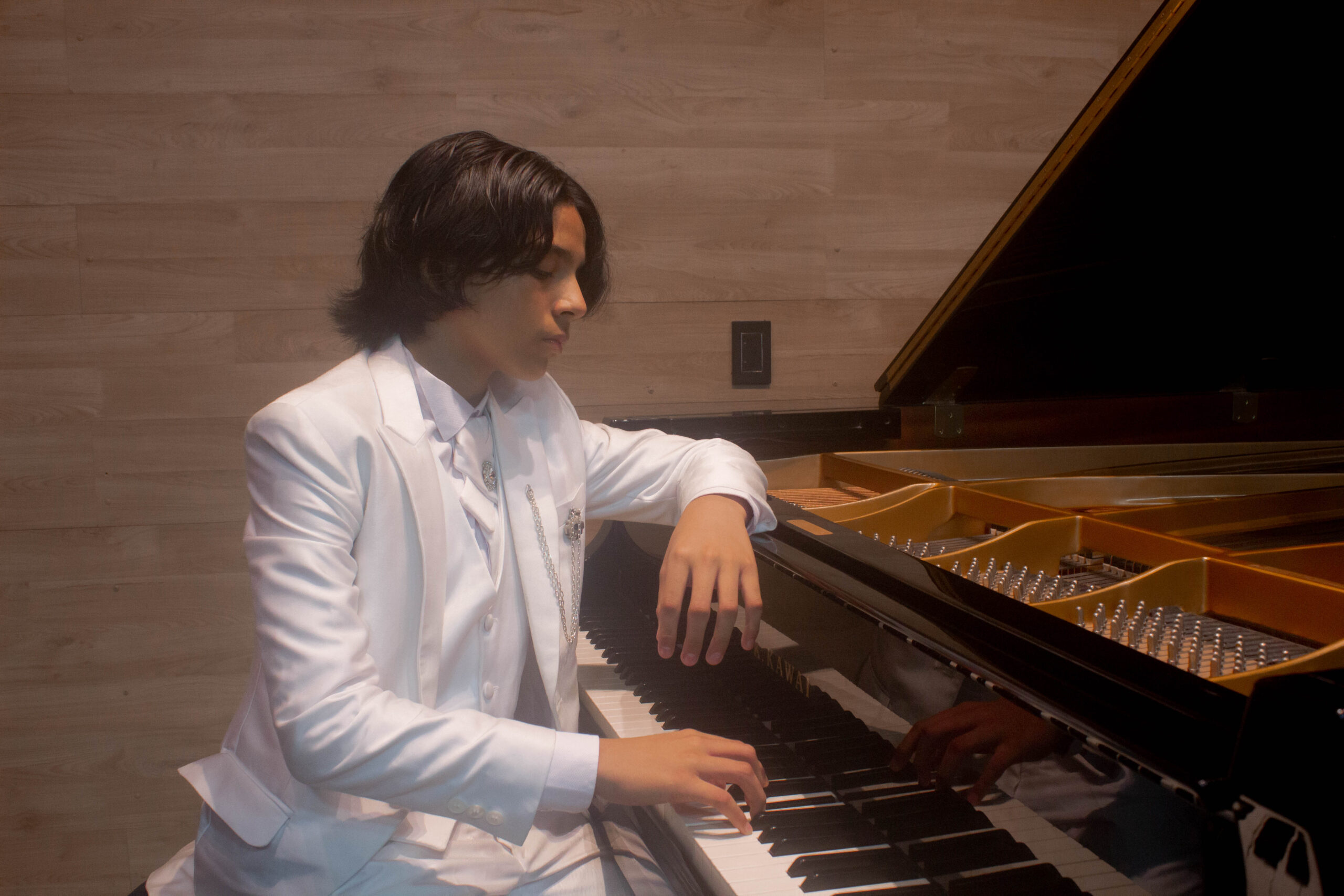 Hiram Reátegui, estudiante de la Escuela de Música IBP, gana concurso de piano en Inglaterra