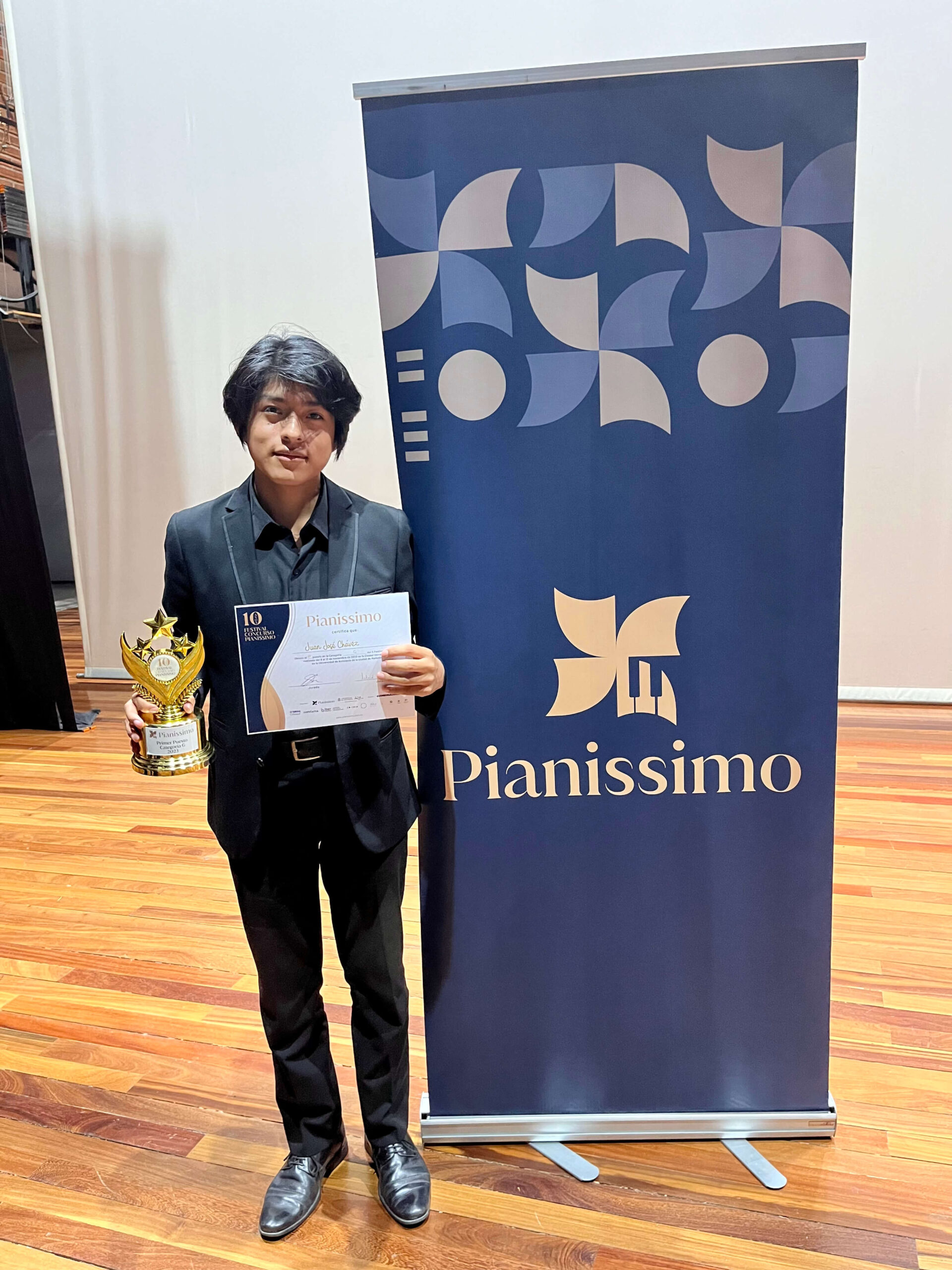 Juan José Chávez, pianista peruano, gana importante concurso en Colombia