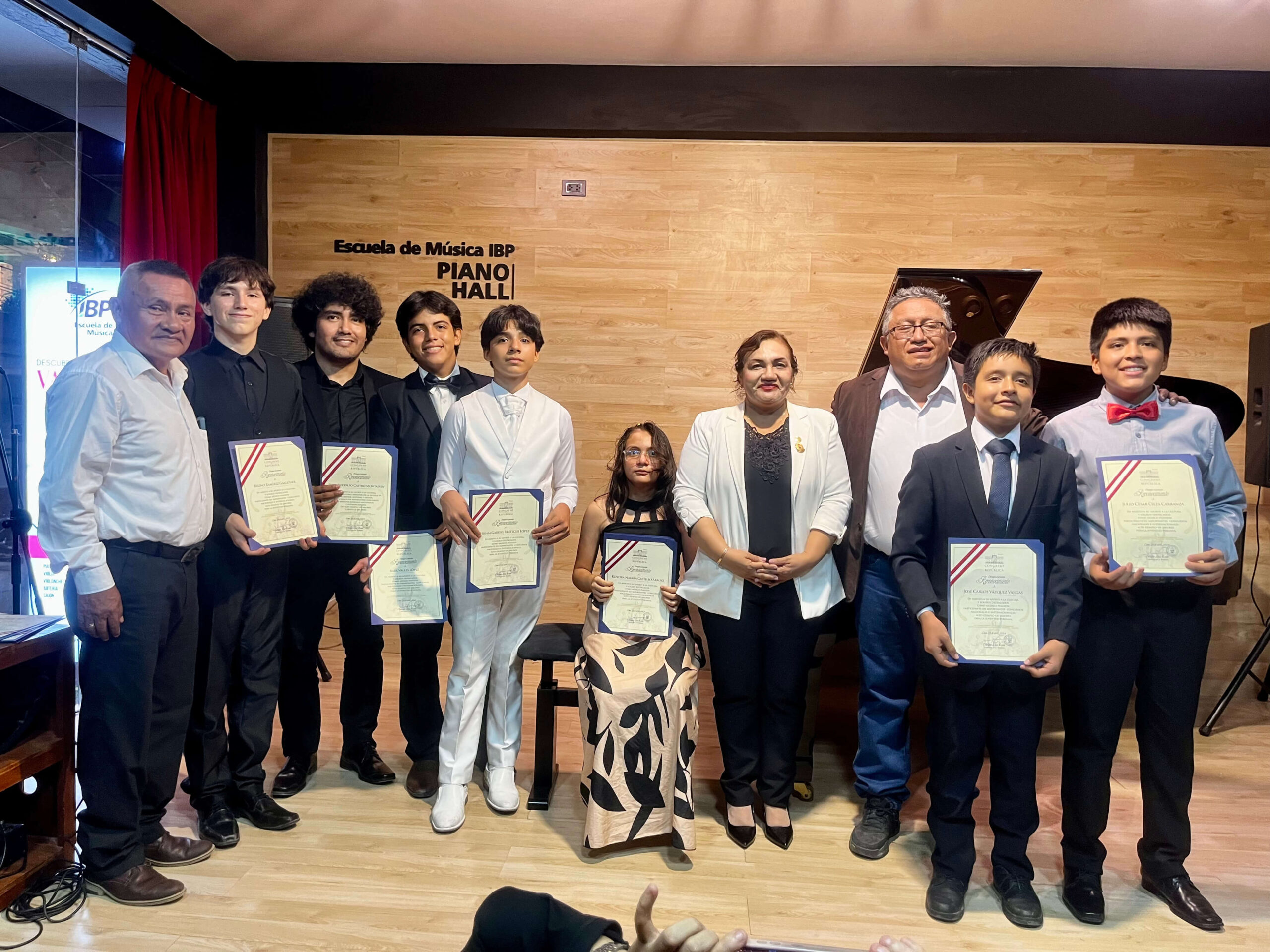 El congresista Enrique Alva, a través del Congreso de la República del Perú, reconoció a miembros destacados del Club de Campeones de la Escuela de Música IBP y su director Fidel R. Castro