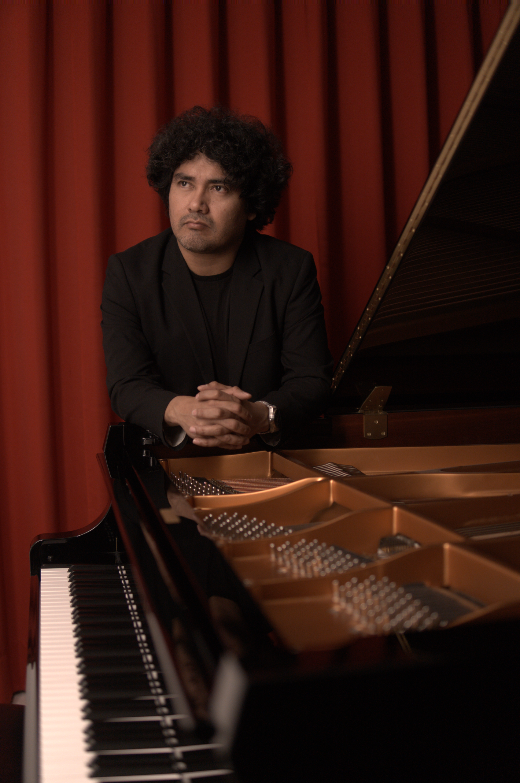 Director de la Escuela de Música IBP protagoniza portada de revista internacional en Polonia